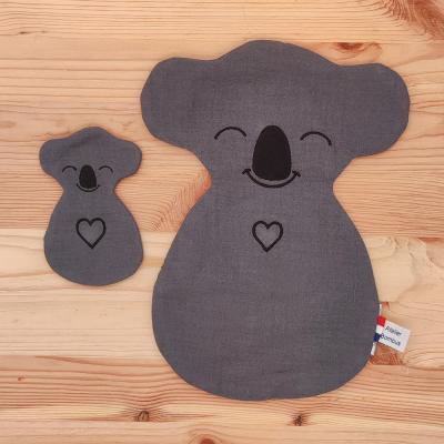 Le doudou d'aide à la séparation Joshua le Koala avec son grand et son petit : une idée cadeau originale pour offrir à un enfant de votre entourage.