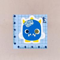 Sticker personnage Zigwatt bleu et jaune – vue de face – avec échelle