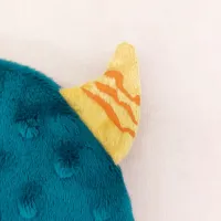 Détail de la corne jaune brodée – finition artisanale d’un doudou fait main haut de gamme