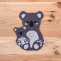 Le doudou d'aide à la séparation Ezra le Koala en version papa : le compagnon idéal de votre enfant pour rendre les moments loin de vous plus doux.