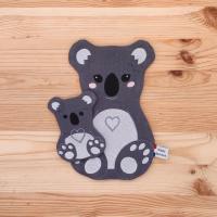 Le doudou d'aide à la séparation Ezra le Koala en version papa : le compagnon idéal de votre enfant pour rendre les moments loin de vous plus doux.