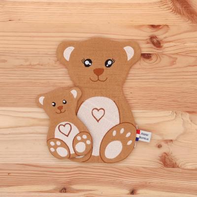 Laissez-vous séduire par notre grand doudou d'aide à la séparation Mouss l’Ours et son petit, un rituel ludique pour rassurer votre enfant.