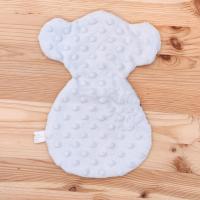 Laissez votre bébé explorer la texture douce et stimulante de la face minky du doudou sensoriel, une expérience sensorielle amusante pour les tout-petits.