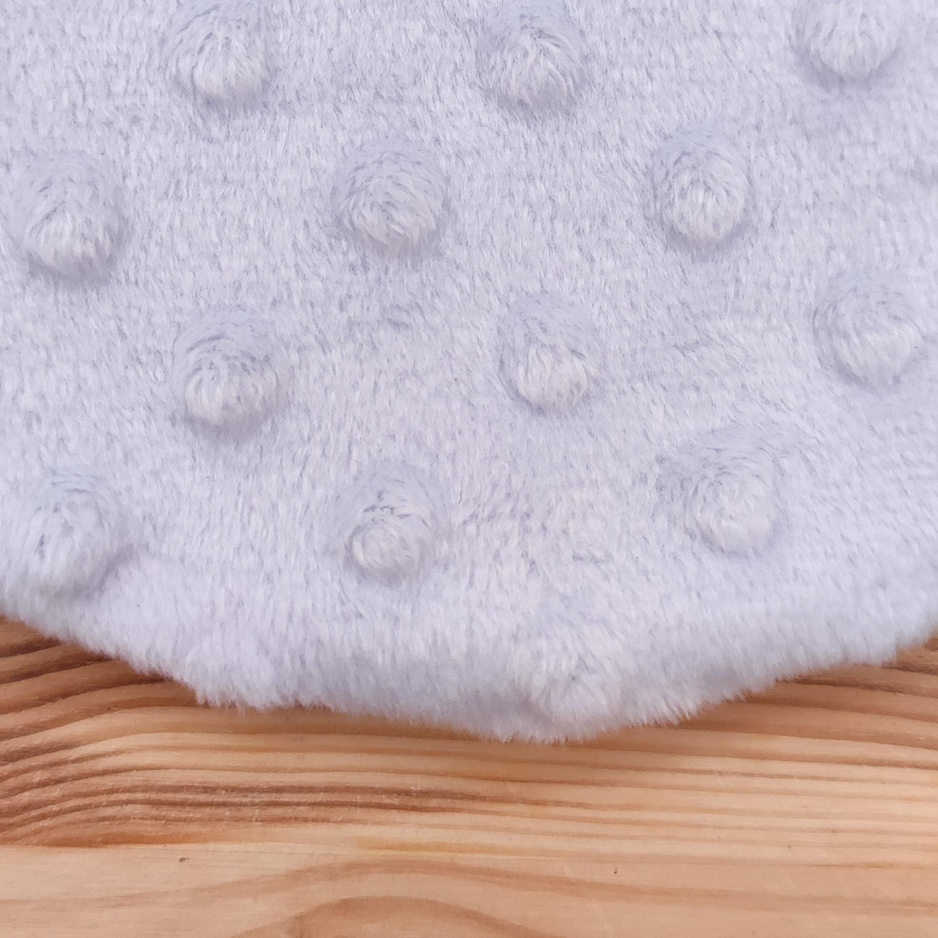 Le minky : un tissu ultra doux et confortable qui offre un vrai moment de tendresse à votre bébé grâce à notre doudou sensoriel.