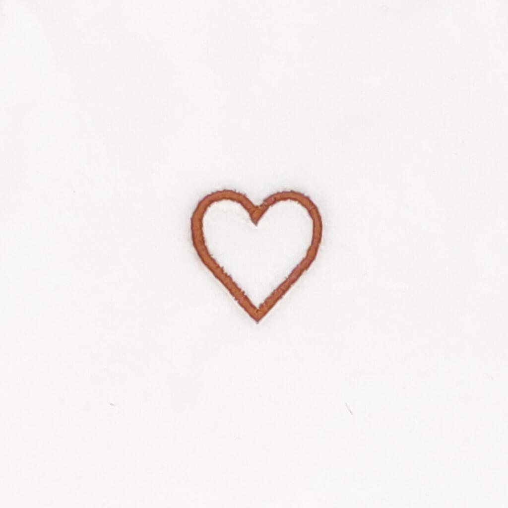 Le cœur du doudou Paulin le Lapin, symbole du lien avec votre enfant - Doudou Lapin - Atelier Bombus