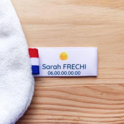 Étiquettes personnalisées pour doudous perdus avec motif soleil. Identifiez facilement le doudou de votre enfant grâce au texte et au numéro de téléphone personnalisés.