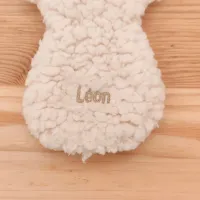 Le doudou d'aide à la séparation Gédéon le Mouton personnalisé avec le prénom de votre enfant pour l'accompagner dans tous ses moments de séparation.