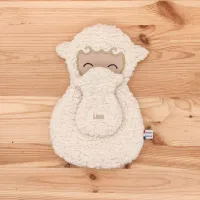 Notre doudou d'aide à la séparation Gédéon Le Mouton avec le petit fixé sur le grand est un rituel réconfortant pour aider votre enfant à gérer l'angoisse de la séparation.