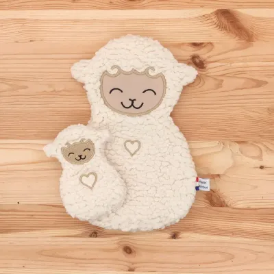 Apaisez l'angoisse de la séparation chez votre enfant grâce à notre grand doudou d'aide à la séparation Gédéon le Mouton et son petit, un outil ludique et efficace.