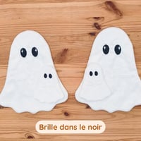 La famille de doudous d'aide à la séparation Côme le Fantôme brillent dans le noir - Atelier Bombus