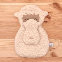 Notre doudou d'aide à la séparation Gédéon Le Mouton avec le petit fixé sur le grand est un rituel réconfortant pour aider votre enfant à gérer l'angoisse de la séparation.