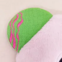 Détail broderie oreille Grizzle - doudou original avec motifs griffés rose