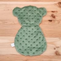 Découvrez la texture duveteuse et moelleuse de la face minky du doudou sensoriel, une surface de jeu sensorielle pour les tout-petits.