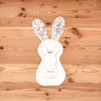 Le petit se fixe sur le grand grâce aux aimants cachés derrière leurs cœurs fleuris. Le doudou Maman bébé original et ludique.