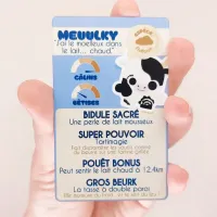 Carte collector Meuulky dans la main – informations et pouvoirs du doudou Dragorn
