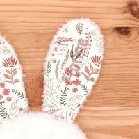 La broderie du prénom de votre bébé sur l'oreille fleurie du doudou d'aide à la séparation Florine la Lapine.