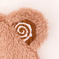 Gros plan spirale brodée sur oreille de Toffuzz – doudou collector Fluffonin détail broderie