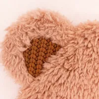 Zoom sur tissu tricot chocolat dans l’oreille de Toffuzz – matière douce et originale