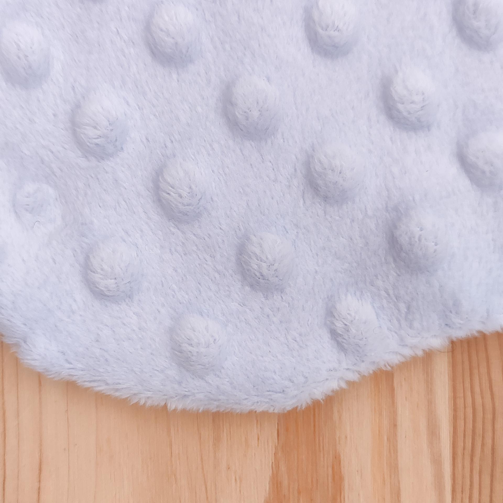 Les petites bulles du tissu minky de notre doudou sensoriel stimulent les sens de votre bébé pour un moment de tendresse et de découverte tout en douceur.