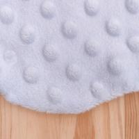 Les petites bulles du tissu minky de notre doudou sensoriel stimulent les sens de votre bébé pour un moment de tendresse et de découverte tout en douceur.