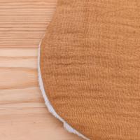 Découvrez la douceur et la qualité de la double gaze de coton de notre doudou sensoriel, pour un moment de tendresse avec votre bébé.