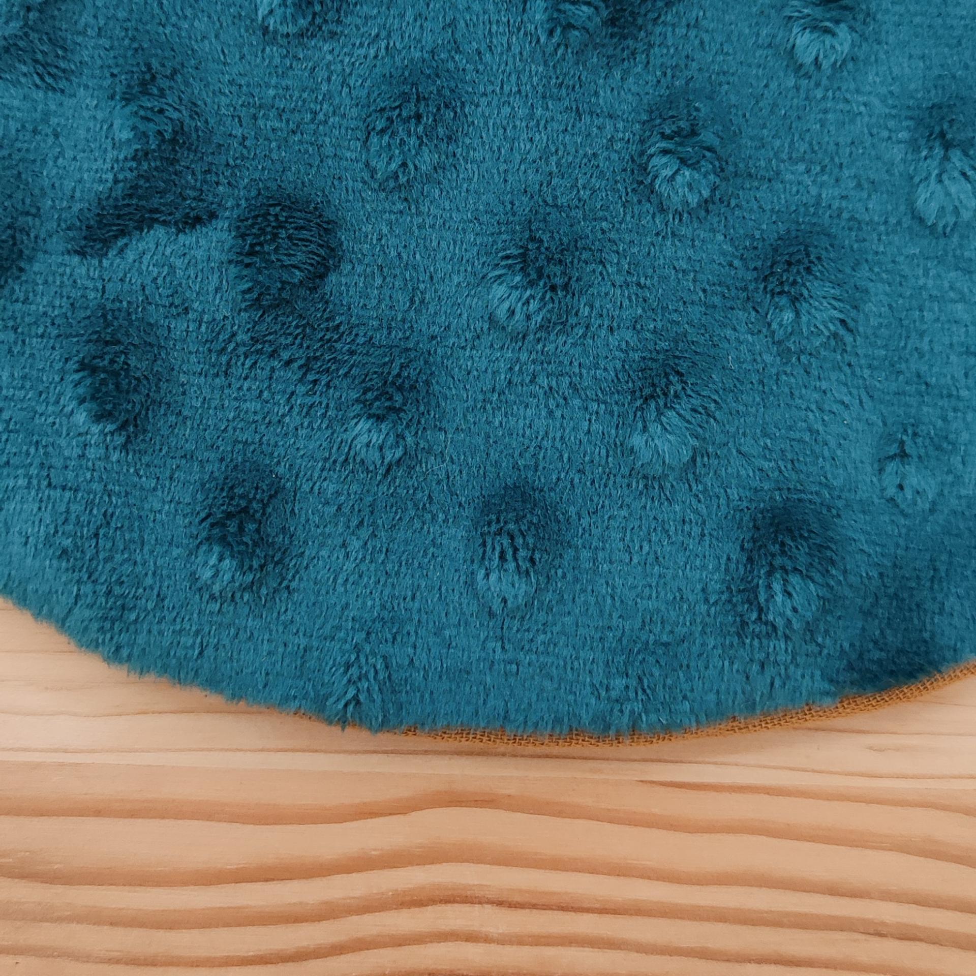 Découvrez le tissu minky de notre doudou sensoriel, idéal pour favoriser la détente et la relaxation de bébé grâce à sa texture toute douce.