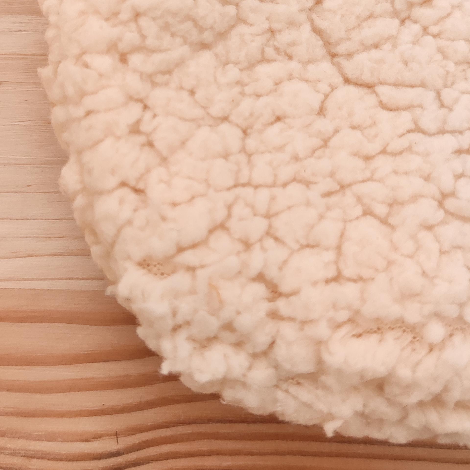 Notre doudou d'aide à la séparation Gédéon le Mouton est conçu avec un tissu en sherpa de haute qualité pour garantir une douceur et un confort maximal pour votre enfant.