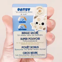 Carte collector en aluminium Patsy dans la main – pouvoirs magiques du doudou chat