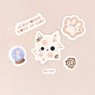 Lot de 6 stickers mignons du doudou Patsy, collection Blue Dragorn Studio, avec citation, super pouvoir, spirale et boule magique.