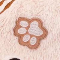 Zoom sur patte brodée muscade et beige – doudou chat collector bébé