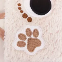 Zoom sur patte brodée minky blanc et muscade – détails câlins Dragorn