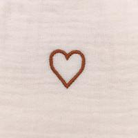 Le cœur brodé sur ce doudou d'aide à la séparation Loïs la Biche est le symbole de l'amour inconditionnel que vous avez pour votre enfant, même lors des moments de séparation.