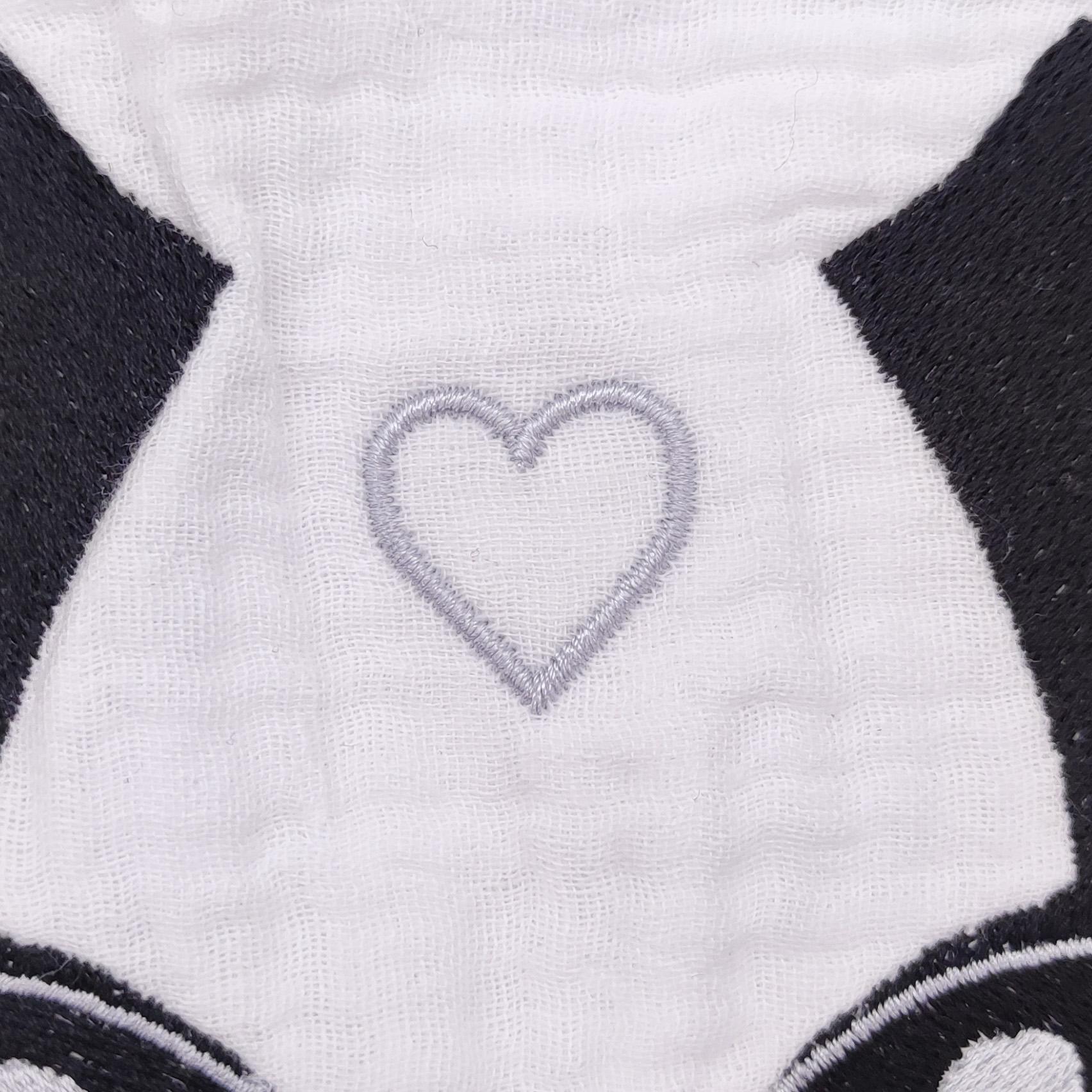 Un cœur brodé avec amour sur un doudou Noah le Panda conçu pour apaiser l'angoisse de la séparation - l'accessoire parfait pour les enfants et les parents.