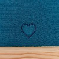 Avec son cœur brodé sur son tissu doux, le doudou d'aide à la séparation apportera réconfort et apaisement à votre petit bout.