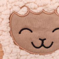 La qualité se cache dans les détails ! Découvrez chaque couture et chaque texture avec notre gros plan sur notre doudou d'aide à la séparation Gédéon le Mouton.