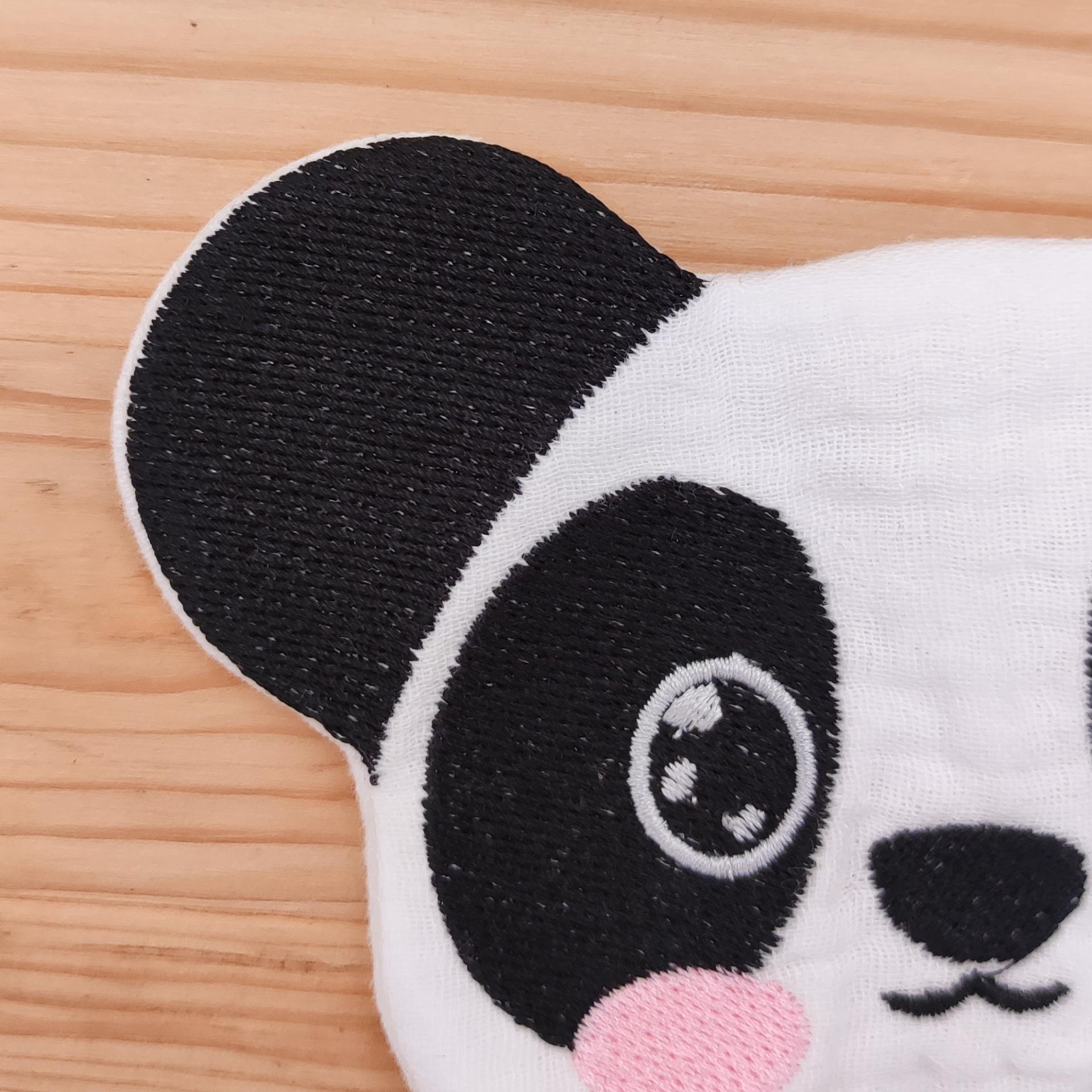 Explorez chaque détail du visage  de notre doudou d'aide à la séparation Noah le Panda grâce à notre gros plan sur les finitions et les motifs.