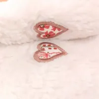 Les deux cœurs du doudou d'aide à la séparation Florine la Lapine qui s'attache pour symboliser le lien unique entre maman et bébé