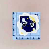 Autocollant Nebulo - créature cubique bleue aux airs galactiques avec étoiles et nuages