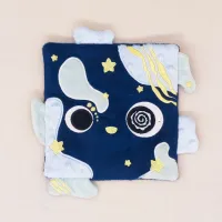 Doudou Nebulo à plat – vue complète des motifs étoiles et griffures lunaires