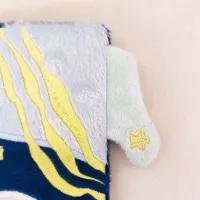 Zoom sur griffures et étoile brodée – doudou Polygnon original apaisant