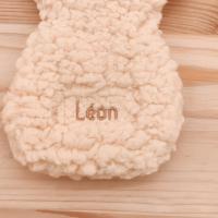 Le doudou d'aide à la séparation Gédéon le Mouton personnalisé avec le prénom de votre enfant pour l'accompagner dans tous ses moments de séparation.