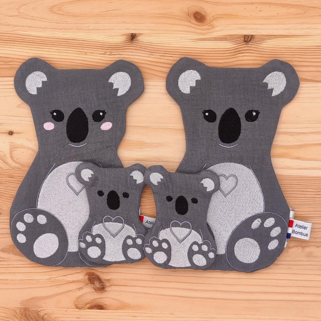 Découvrez notre famille de doudous d'aide à la séparation Ezra le Koala : deux grands et deux petits pour rassurer votre enfant en toutes circonstances !