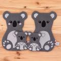 Découvrez notre famille de doudous d'aide à la séparation Ezra le Koala : deux grands et deux petits pour rassurer votre enfant en toutes circonstances !