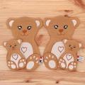 Nos doudous d'aide à la séparation Mouss l’Ours sont parfaitement assortis : deux grands et deux petits pour que votre enfant se sente toujours accompagné.