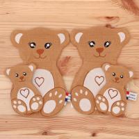 Nos doudous d'aide à la séparation Mouss l’Ours sont parfaitement assortis : deux grands et deux petits pour que votre enfant se sente toujours accompagné.