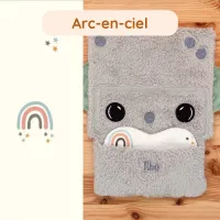 Doudou Tibo le Robot avec coussinet Arc-en-ciel. Un doudou sensoriel et réconfortant, idéal pour apaiser bébé grâce à l’odeur maternelle.
