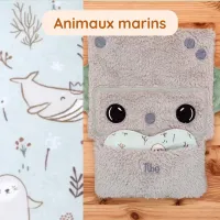 Tibo le Robot et son coussinet Animaux Marins, un doudou ultra-doux conçu pour rassurer bébé grâce à l’odeur des parents.