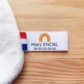 Étiquettes personnalisées pour doudous. Identifiez-les facilement avec texte, numéro de téléphone et motif arc-en-ciel. Retrouvez le doudou de votre enfant en un clin d'œil !