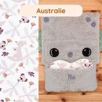 Doudou Tibo le Robot avec motif Australie. Idéal dès la naissance, ce doudou sensoriel apaise bébé grâce à l’odeur parentale.