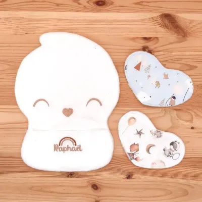 Le doudou Raphaël l'arc en ciel pour apaiser bébé grâce à l'odeur de maman sur ses coussinets d'allaitement lavable